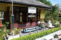 Liebevolles Detail vor der Fahrdienstleitung des Bf. Ban Don Yai. Bild vom  16.Juni 2011.