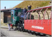 Auch eine Oelgefeuerte Dampflok gibt schmutzige H�nde, der Vorteil einer dampfbetriebenen Maschine ist der Vorrat von stets warmem Wasser. (01.10.2011)