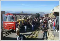 Nicht dass ihr glaubt Bahnbildertreffen seien eine einsame Angelegenheit. Der Aufruf von Heinz Stoll wurde von unz�hligen Fans befolgt und die BRB wurde an diesem sch�nen  Tag regelrecht gest�rmt. Im Vordergrund Heinz und rechts davon Stefan, Daniel und Christine, um nur einige Teilnehmer zu nennen. Brienzer Rothorn (01.10.2011)