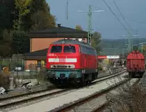 218 139 und ein Schiebewandwagen stehen am 28.Oktober 2011 abgestellt in Kronach.