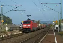 152 165 f�hrt am 28.Oktober 2011 mit einem gemischten G�terzug durch Neuses(b. Kronach) Richtung Lichtenfels.