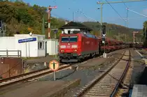 185 017-1 durchf�hrt mit Sch�ttgutwagen den Bahnhof Guntershausen, der noch Formsignale besitzt, 25.10.2011.