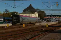 Kustpilen 1382  Nils Dacke  steht in Kalmar C zur Abfahrt nach Link�ping bereit. Das Bild wurde vom Parkplatz s�dlich des Bahnhofes aus geschossen. 07.10.2011