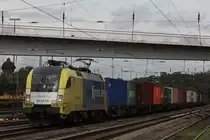 BoxXpress ES 64 U2-015 am 17.9.11 mit einem Containerwagenzug bei der Durchfahrt durch Duisburg-Entenfang.
Gru� an die Tf!