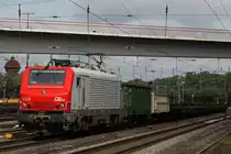 Die E37 517 zieht am 17.9.11 einen kurzen G�terzug durch Duisburg-Entenfang.