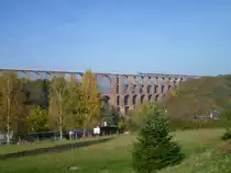 Pressdoppel 204 012-4 und 204 033-9 mit einem Schotterzug auf der G�ltzschtalbr�cke am 29.10.11.

