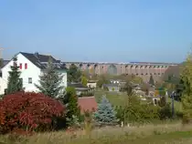 Pressdoppel 204 012-4 und 204 033-9 mit einem Schotterzug auf der G�ltzschtalbr�cke am 29.10.11.

