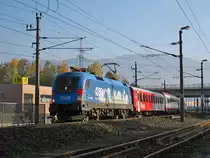 Die 1016 023  Kyoto  schaffte es wieder nach Vorarlberg mit dem �EC 860 und einem CS-Verst�rkungswagen hier nach Wolfurt in Richtung Bregenz. Leider habe ich meine Einsch�tzung mit dem Sonnenstand ein wenig vermasselt. Die Front sollte sonnig sein aber so ist es auch gut :) ( 29.10.2011 )