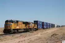 Union Pacific Lok # 4599 (EMD SD 70 M) und # 7679 (GE ES44AC)ziehen einen Ganzzug, bestehend aus Containerwaggons. USA, 21. September 2011.