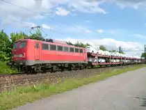 140 590-1 f�hrt am 03.08.2011 mit einem Autotransportzug im Maintal auf der KBS 800 Richtung Gem�nden am Main.