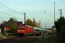 101 140 zieht am 28.10.'11 IC 2032 durch Cossebaude Richtung Westen