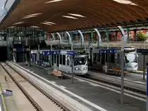 Begegnung von 2 Regiotrams am 13.6.2011 Kassel Hbf.Hier erfolgt der Wechsel von Stra�enbahnnetz auf das System der DB.