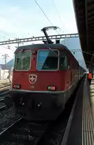Hier steht am 26.10. eine Re 4/4 mit ihren IR nach Domodossola in Brig.