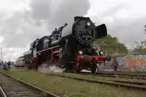 52 8154 am 08.10.2011 bei einer F�hrerstandsmitfahrt anl��lich des Eisenbahnfestes im Bahnmuseum Bw Weimar. Was auf diesem Bild attraktiver ist, die alte Dame auf dem Gleis oder das M�del auf der Mauer, �berlasse ich dem Urteil des geneigten Betrachters! ;-)