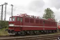 251 012 (171 012 der DB) am 08.10.2011 im Rahmen des dort stattfindenden Eisenbahnfestes, ausgestellt auf dem Museumsgel�nde des ehemaligen Bw Weimar. Diese Maschine wurde Anfang der 60-er Jahre von der Deutschen Reichsbahn f�r den schweren Einsatz auf der Harzer R�belandbahn in einer St�ckzahl von 15 Exemplaren beim LEW Hennigsdorf beschafft, welche alle im Bw Blankenburg beheimatet wurden. Abweichend vom sonst �blichen Bahnstromsystem mit 15kv und 16,7Hz, wurden diese Maschinen mit Einphasen-Wechselstrom 25kv und 50Hz betrieben.
