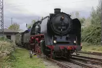 50 3501 f�hrt am 08.10.2011 mit dem Meininger Sonderzug auf dem Gel�nde des Bahnmuseums Bw Weimar, zum Besuch des hier stattfindenden Eisenbahnfestes ein.