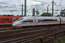 ICE 3 (406 504-1)  4604  kommt am 07.08.2011 �ber die Hohenzollernbr�cke, und f�hrt gleich in den Hbf K�ln ein.