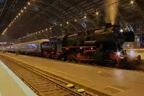 52 8134-0 mit ihrem Sonderzug aus Attendorn am 29.10.2011 in K�ln Hbf 