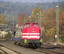 V100.03 der HGB zieht am 29. Oktober 2011 zwei Flachwagen durch Kronach.
