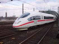 Ein ICE, grade frisch von der NBS K�ln-Frankfurt kommend, f�hrt in den K�lner Hbf ein am 10.04.2006. Wo er aber hinf�hrt wusste ich nicht.