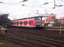 Die S11 beschleunigt aus K�ln Hbf in Richtung Bergisch Gladbach befahren mit 423 Doppeltraktion am 10.04.2006