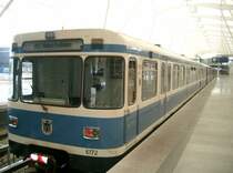 A-Wagen-Kombination Im Bahnhof  Fr�ttmaning . Sehr sch�n zu sehen sind die unterschiedlichen Anstriche der Triebwagen. Die �ltere Generationen fahren immer noch in ihrem himmelblauen/lichtgrauen Anstrich durch den M�nchener Untergrund, w�hrend die neueren bzw renovierten A-Wagen die M�nchner in wei�/blauem Gewand bef�rdern.