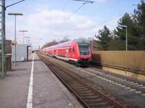 Nun verl�sst der RE 1 aus AAchen Leverkusen Mitte in Richtung Hamm(Westf) am 10.04.2006 mit Zuglok 146 020-3.