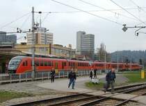 Doppeleinheit Elektro-Desiro Baureihen 312.0 (zweiteilig) und 312.1 (dreiteilig) verl��t am 10.04.2006 Ljubljana Hauptbahnhof.
