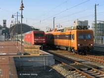Nur noch ein paar Sekunden und 101 004 mit dem EC 175 Hamburg - Budapest wird den Oberleitungsrevisionstriebwagen 708 316 (ex DR 188 316) �berholt haben - 24.01.2006
