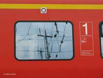 Sich im Fenster eines 612 spiegelnde Fahrleitungstechnik
