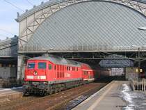 Normalerweise hat die DB Cargo - Ludmilla G�terz�ge zu ziehen, aber aufgrund von 612-Mangel ist bis auf weiteres 232 333 mit drei Doppelstockwagen als RE 17002 G�rlitz - Dresden im Einsatz (DD-Neustadt, 29.01.2006)
