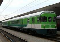 711-001/002 am 10.04.2006 in Ljubljana Hauptbahnhof. Zuerst glaubte ich, es sei ein ehemaliger 624 der DB, aber folgende Punkte sind anders: Frontt�r, Drei-Spitz-Licht h�her, Scheinwerfer/Schlu�leuchten �bereinander, glattes Dach, Gep�ckabteil, keine Mittelt�r.