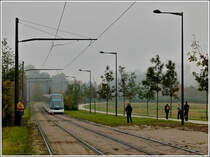 - Herbst in Strasbourg - Beim Bahnbildertreffen am 29.10.2011 in Strasbourg begeben sich die Fotografen morgens fr�h auf Entdeckungstour der Stra�enbahn. Es wird noch viel diskutiert und beraten zwischen den Haltestellen Elmerforst und Martin Schongauer. Die Menschen auf dem Bild sind BB Fotografen und sind mit der Ver�ffentlichung des Bildes einverstanden. (Jeanny)