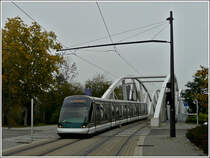 - Die wei�e Br�cke - Ein Eurotram verl�sst die Stra�enbahnbr�cke im Stra�burger Stadtteil Montagne verte. 29.10.2011 (Hans)