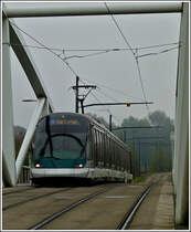 - Die wei�e Br�cke - Eine etwas gewagtere Perspektive der Stra�enbahnbr�cke im Stra�burger Stadtteil Montagne verte. An Erfahrung scheint es der Fotografin doch noch etwas zu mangeln, h�tte sie sonst den Stromabnehmer nicht mitten in den Mast plaziert. 29.10.2011 (Jeanny)