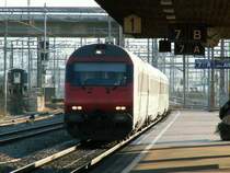 Am 21.Januar 2006 f�hrt der  Flugzug  Z�rich Flughafen - Basel SBB im Bhf. Altstetten ein. EWIV Pendel