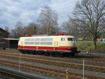 Die 103 224-2 steht bei herrlichem Fr�hlingswetter abgestellt in Neuenmarkt Wirsberg