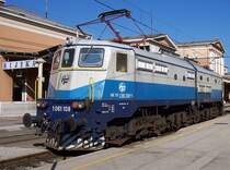 1061 108 wartet am 09.04.2006 in Rijeka auf neuen Einsatz, diese sechsachsige Gleichstrom-Doppellok (3 kV) italienischer Abstammung f�hrt auf der Gebirgsstrecke zwischen Rijeka bis Moravice (92 km).