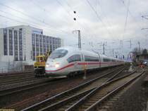 IC 328 nach Dortmund passierte am 26.03.2006 mit 403 032 und 403 008 von Frankfurt am Main Hauptbahnhof kommend gleich die Baustelle der Erneuerung des Streckengleises nach Mannheim. 