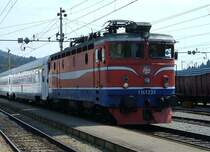 1141 233 mit IC-Wagen f�hrt als Brzi 700 von Zagreb Gl.kol. in den Bahnhof Moravice ein. Der Stromabnehmer ist bereits abgeb�gelt, hier endet die 25 kV 50 Hz Elektrifizierung, bis Rijeka gehts weiter mit 3 kV Gleichstrom. Foto von den Trennstellen unter Kroatien/Triebz�ge/Diesel.
