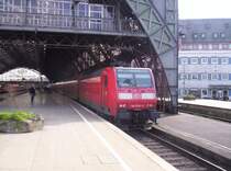 Hier schiebt 146 019-5 den Rhein-Express in den K�lner Hbf am 11.04.2006