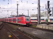 Der RE 8 bei der einfahrt von K�ln Hbf am 11.04.2006