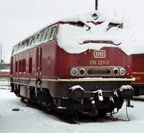 Winterliches- schauspiel an den Fahrzeugen.......

Schnee-Bild von der 216 221-2 im Dezember 2005.