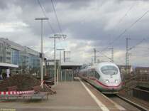 Am 01.04.2006 fuhr 406 001 auf dem ICE 75 nach Z�rich als  Geisterfahrer  durch den Bahnhof Frankfurt am Main-Niederrad. Alle Z�ge in Fahrtrichtung S�den mu�ten aufgrund der Erneuerung von Gleis 2 an diesem Wochenende �ber Gleis 1 fahren. Die H�lfte des Bahnsteigs war aufgrund der Bauarbeiten abgesperrt und diente als Lager f�r die ausgebauten Gleise.