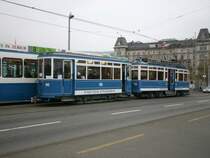 Am 5.Dezember 2004 �berquert ein altes Z�rich-Tram (1350  Elefant  mit Anh�nger 645) die Quaibr�cke als Rundfahrtkurs. Gleichzeitig kreuzt noch ein Tram 2000 der Linie 8