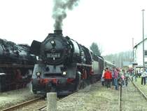 50 3648 aus Chemnitz in Markersbach beim  Osterdampf  2006 .Im Hintergrund 50 3616 aus Schwarzenberg beim Halt.50 3648 ist 
(noch?) mit Schneer�umer ausger�stet.