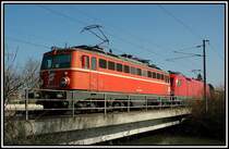 1142 563 als Vorspann vor einem Kohlezug bei der Durchfahrt in Pottendorf-Landegg am 15.4.2006