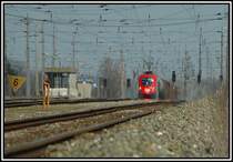 1116 150 am 15.4.2006 bei der Durchfahrt mit einem G�terzug in Wampersdorf.