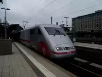 BR 401 alias ICE 1 mit Werbeslogan f�r Fu�ball WM der Frauen am 27.10.11 in Frankfurt am Main Hbf