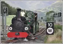 Lok  Blanche  man�vriert in Pont Croesor auf die andere Zugsseite. (14.08.2011)
